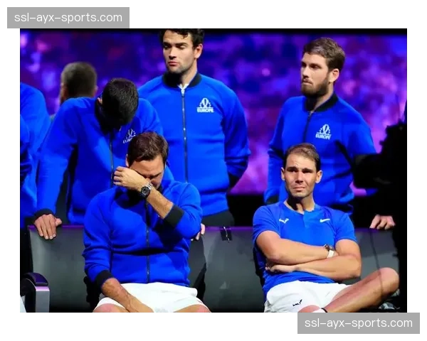 特写:职业生涯最后一场鲁尔德比,罗伊斯赛后交换球衣