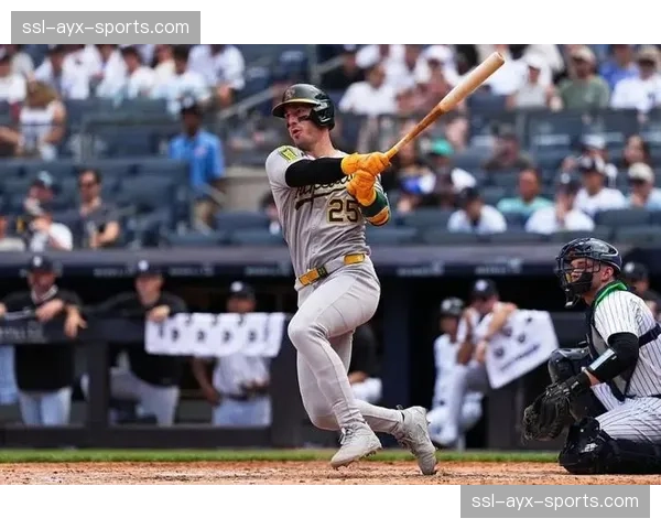 特写：击出逆转满贯本垒打后，年轻球员跑回本垒时与队友忘情庆祝