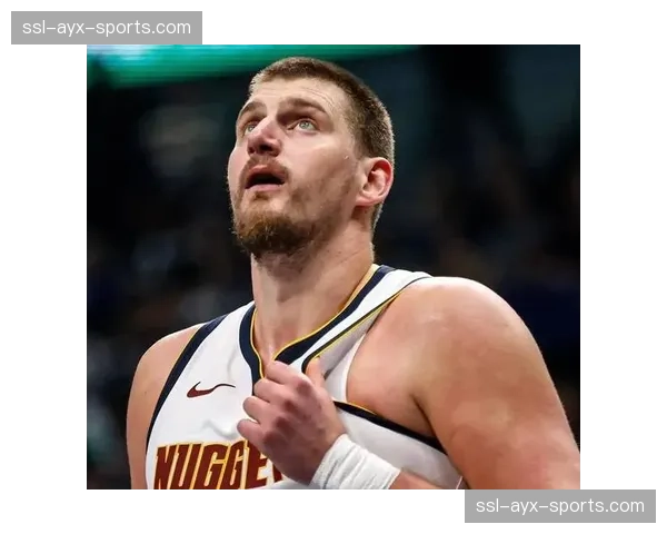 特写:中场致敬环节,掘金主场升起约基奇“三连MVP”纪念旗帜 特写:中场致敬环节,掘金主场升起约基奇“三连MVP”纪念旗帜